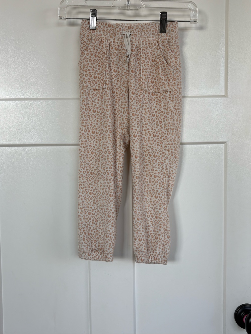 Cat & Jack Girls' Pink Leopard Print Ruffle Sweatshirt and Sweatpants Size: 5T - Picture 7 of 15